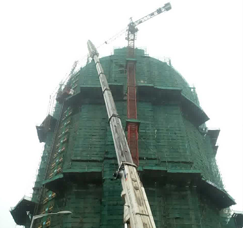 丰县吊车在工地上作业